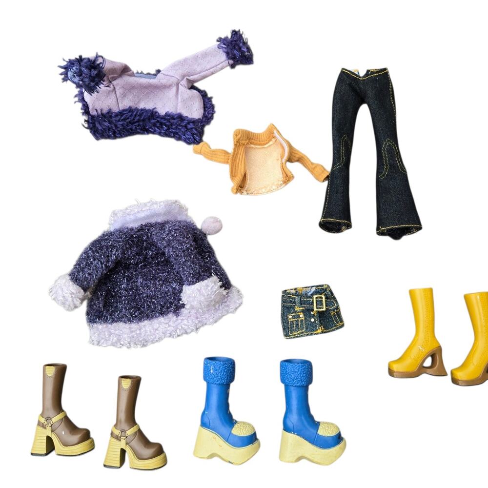 Bratz Doll Clothing & Boots Lot. no dolls